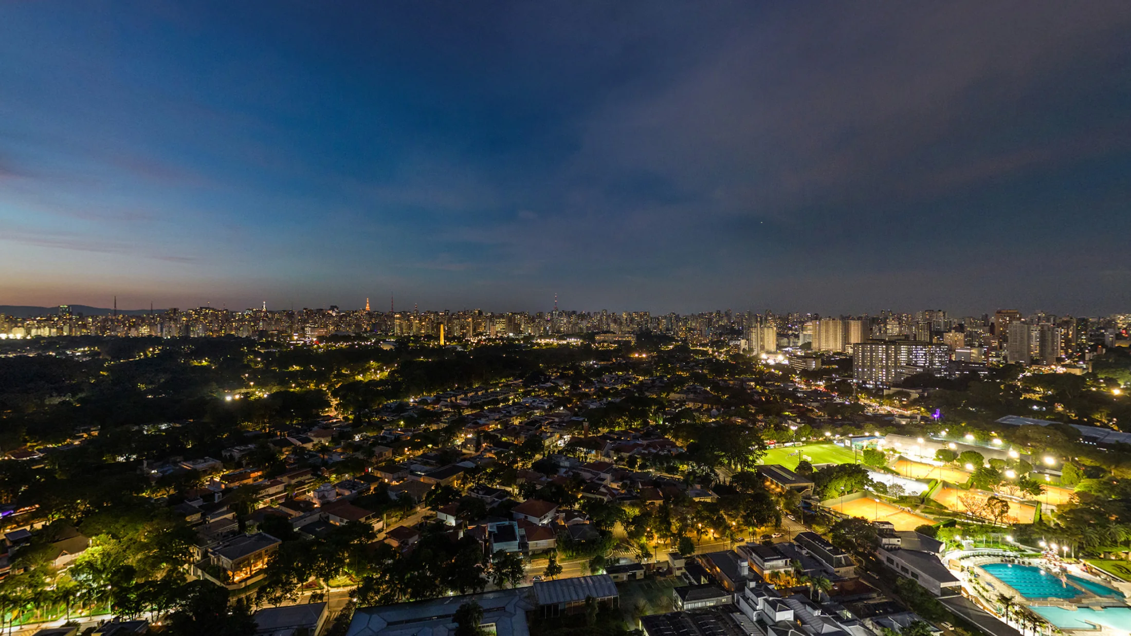 Vista noturna panorâmica do Parque Ibirapuera e do horizonte de São Paulo